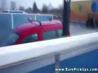 Vyzdvihnúť hore euro autobus umývanie cutie fucks v verejnosť