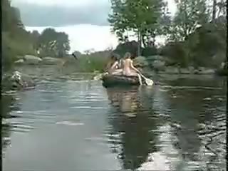 Tre sensational flickor naken flickor i den djungel på båt för putz jaga