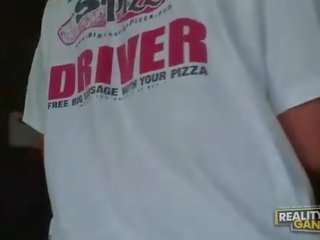बस्टी आमेचर ब्लोंड करता है ब्लोजॉब और titsjob के लिए पिज़्ज़ा बच्चू