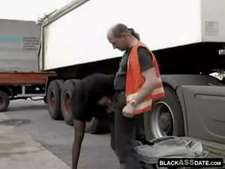 Negra strumpet cabalgando en principal truck conductor fuera
