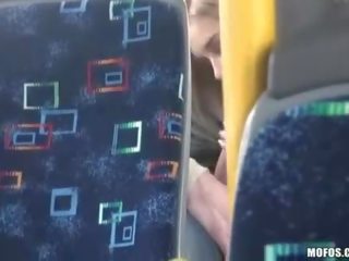 Stripling mov a pár majúce špinavé film v the autobus