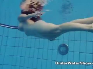 Redheaded stunner плавальний оголена в в басейн