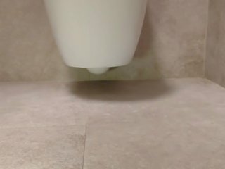 Feeric picioare în the toaleta