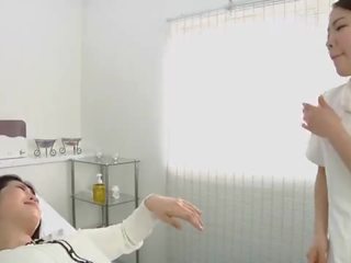 Japán leszbikus captivating köpködés masszázs klinika felirattal